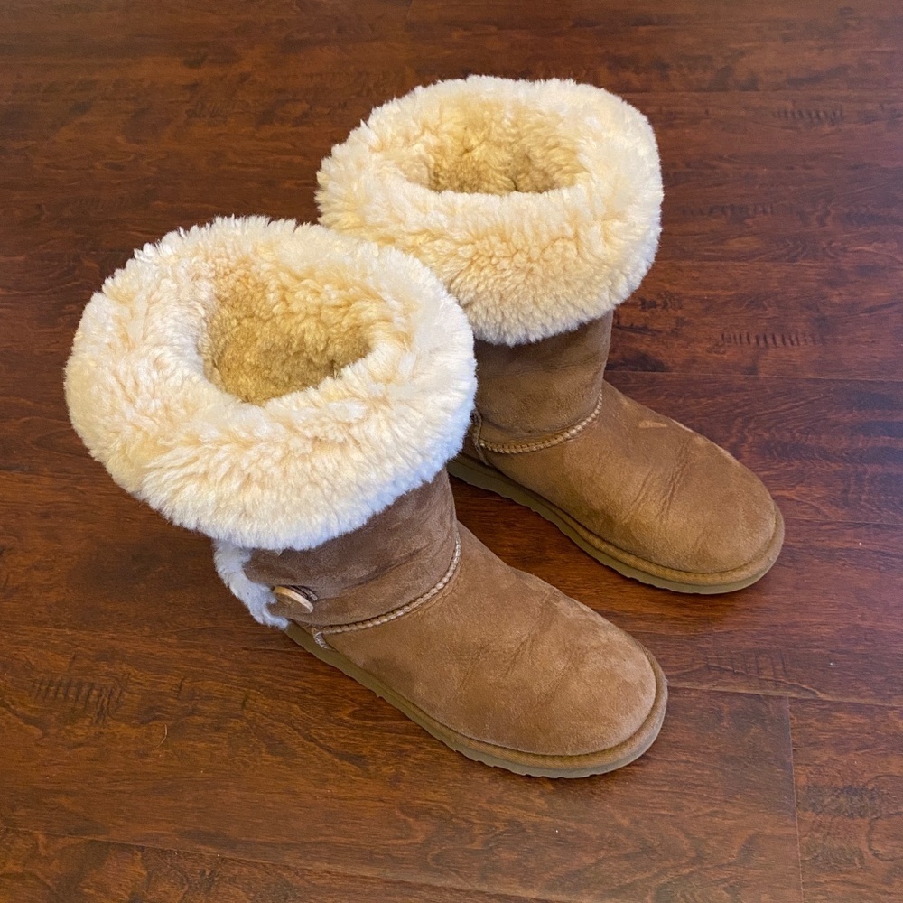 UGG Bailey Button Triplet Tall Boots Chestnut Size 5 - Picture 2 of 16